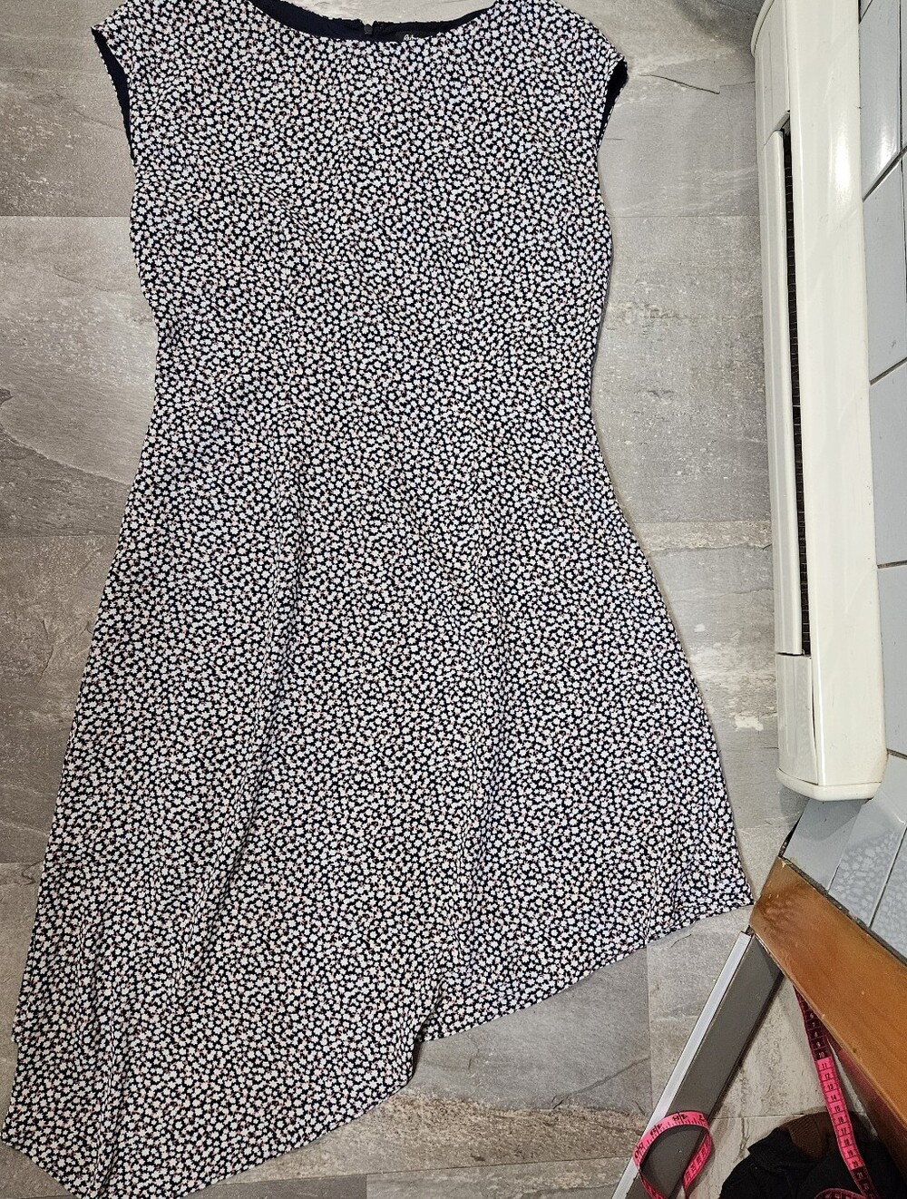 NWT Reitmans Floral Asymmetrical Cap-Sleeve Dress. Navy Blue, White Flowers. M.